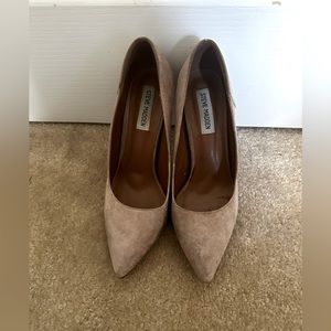 Crème suede Steve Madden heels